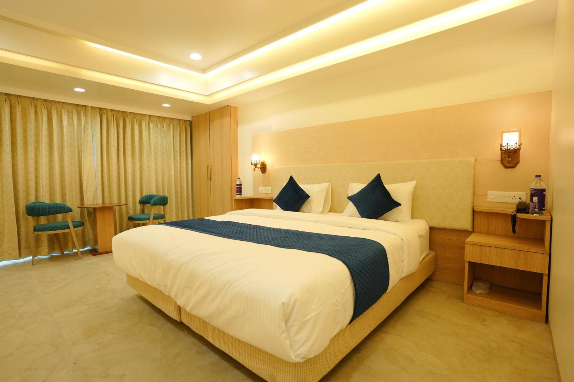 Hotel 6 Seasons, Koregoan Park, Pune Exteriör bild