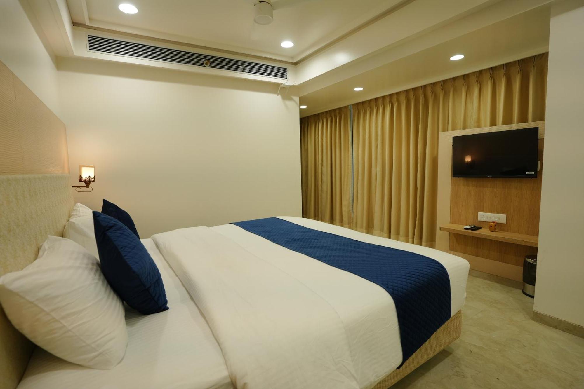 Hotel 6 Seasons, Koregoan Park, Pune Exteriör bild