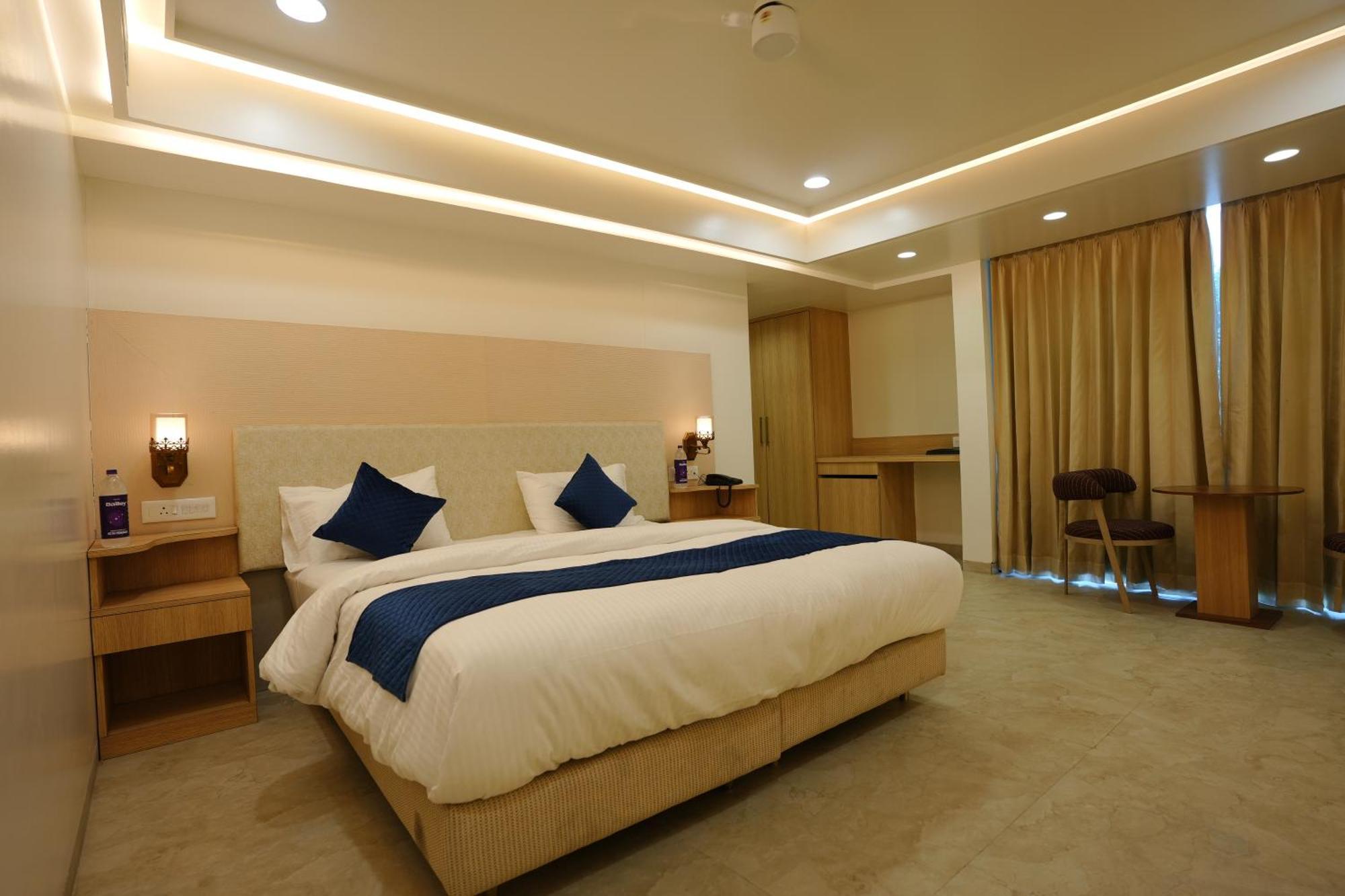 Hotel 6 Seasons, Koregoan Park, Pune Exteriör bild