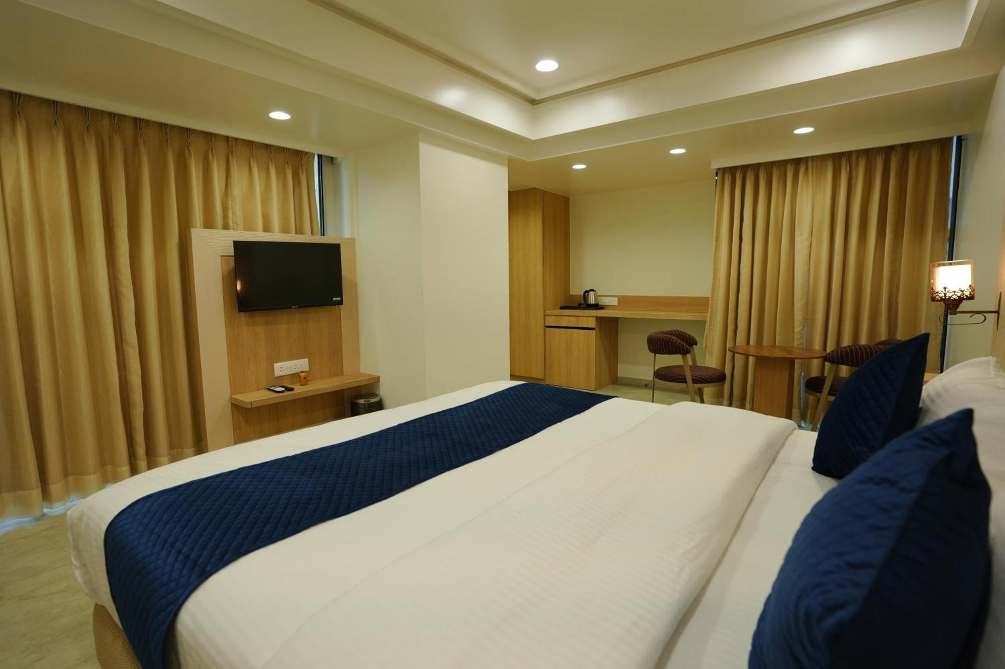 Hotel 6 Seasons, Koregoan Park, Pune Exteriör bild