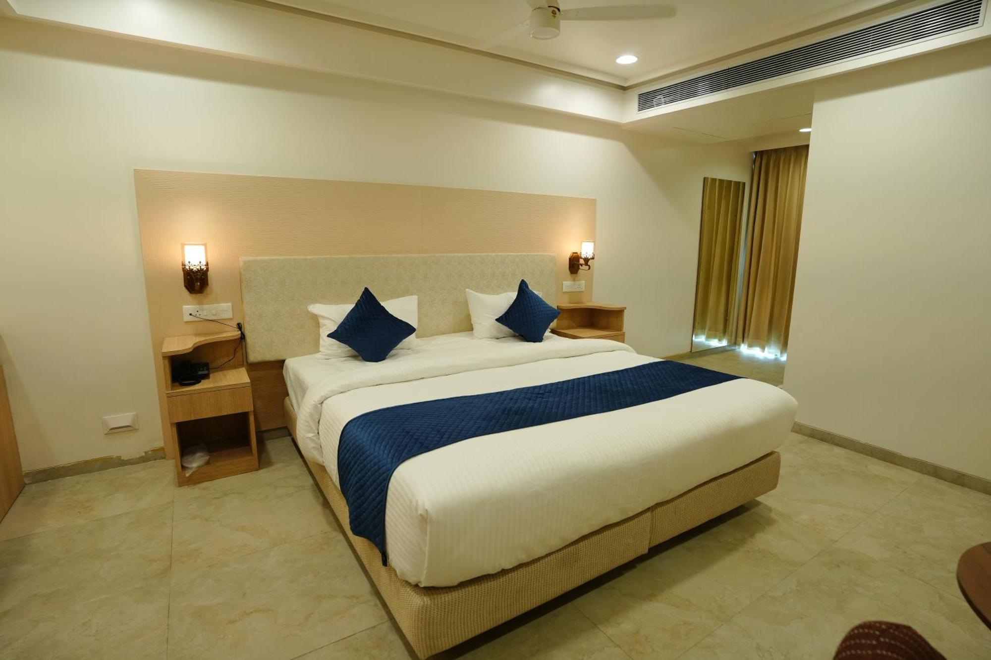 Hotel 6 Seasons, Koregoan Park, Pune Exteriör bild