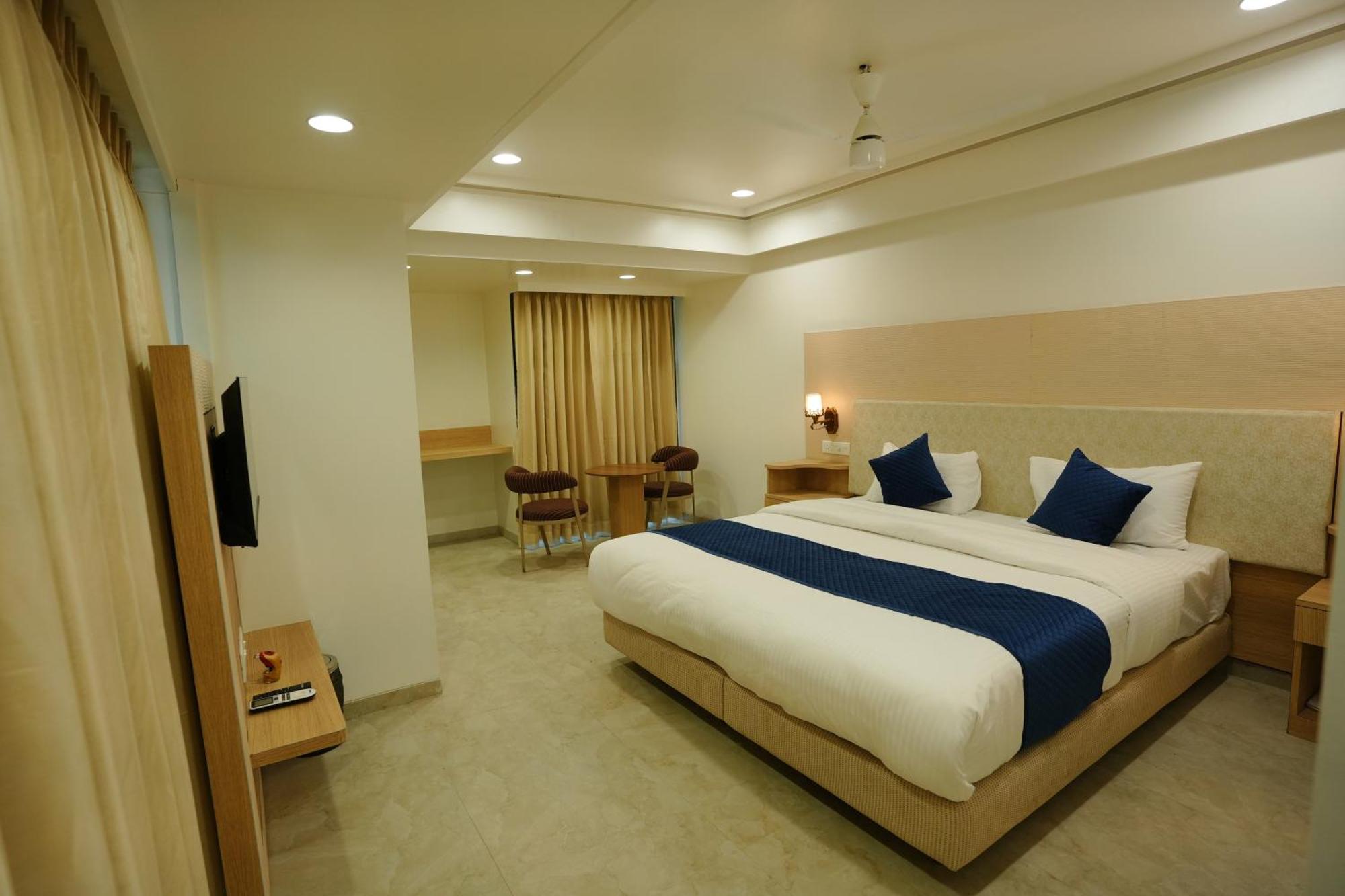 Hotel 6 Seasons, Koregoan Park, Pune Exteriör bild