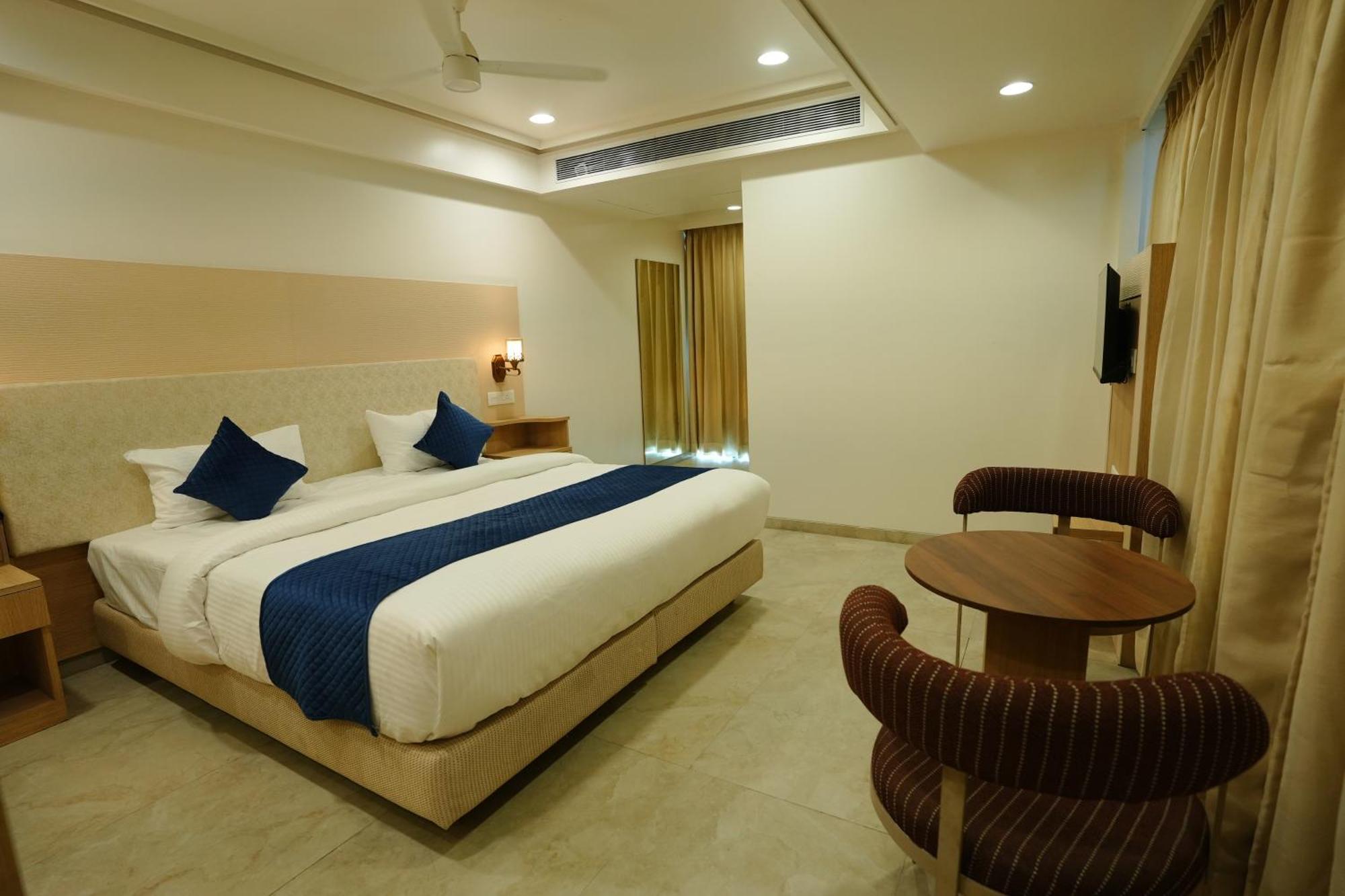 Hotel 6 Seasons, Koregoan Park, Pune Exteriör bild