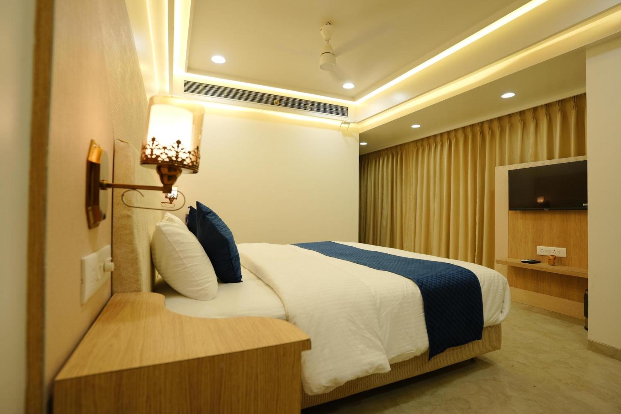 Hotel 6 Seasons, Koregoan Park, Pune Exteriör bild