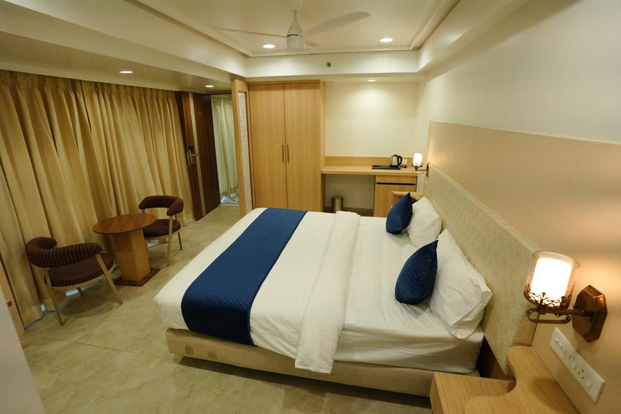 Hotel 6 Seasons, Koregoan Park, Pune Exteriör bild