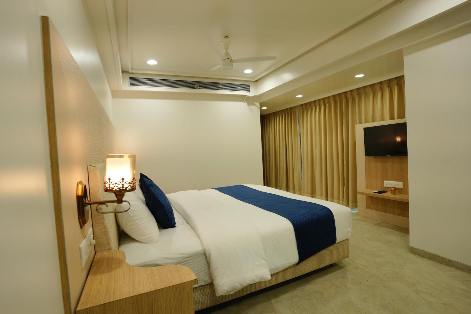 Hotel 6 Seasons, Koregoan Park, Pune Exteriör bild