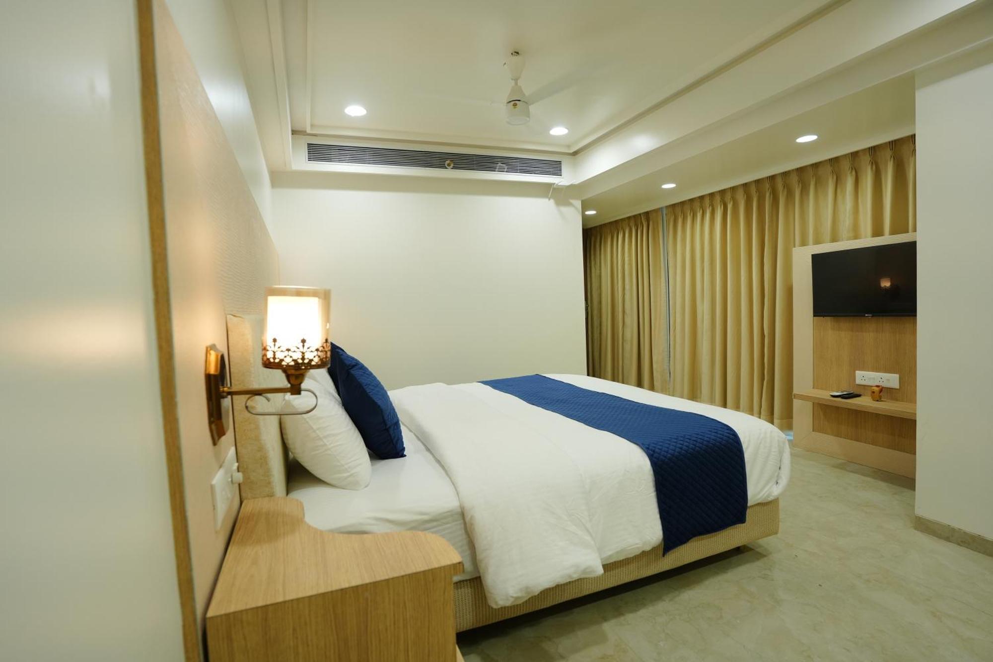 Hotel 6 Seasons, Koregoan Park, Pune Exteriör bild
